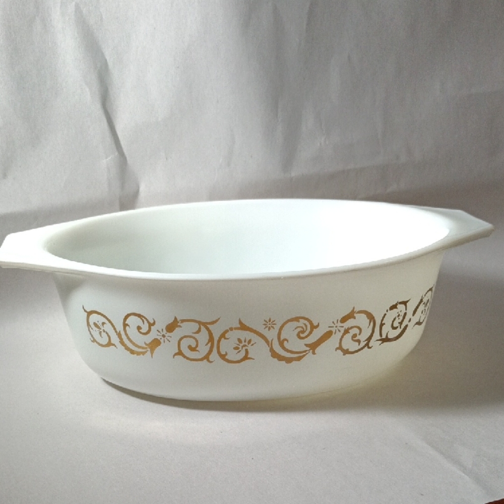 Pyrex Empire Scroll Oval Casserole Dish W/Beautiful Gold Vines No Lid